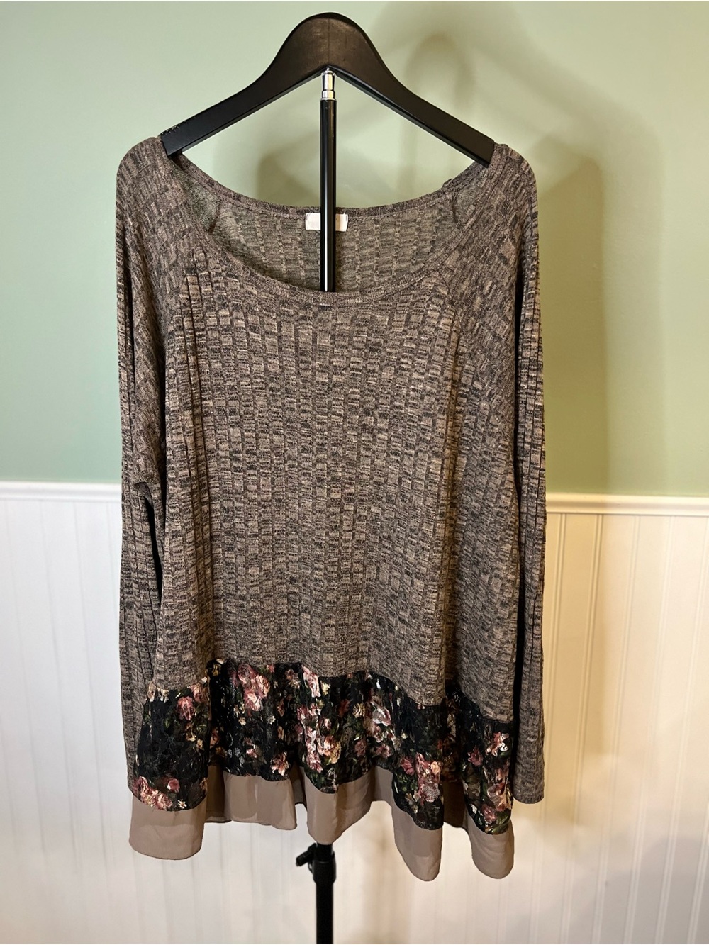 ODDY Brown Knit Top with Floral & Lace Insert & Chiffon Hem. Size 2X